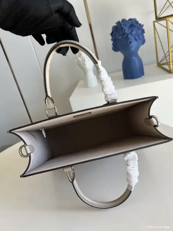 Eliminating the middleman and passing on savings to you. With massive production and tax-free benefits SAC PLAT VUITTON LOUIS PETIT 0329